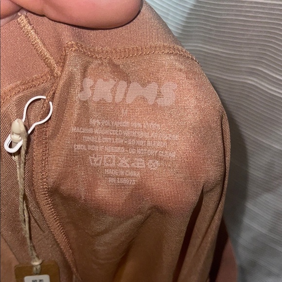 SKIMS Tan Strapless Shapewear - Picture 7 of 8